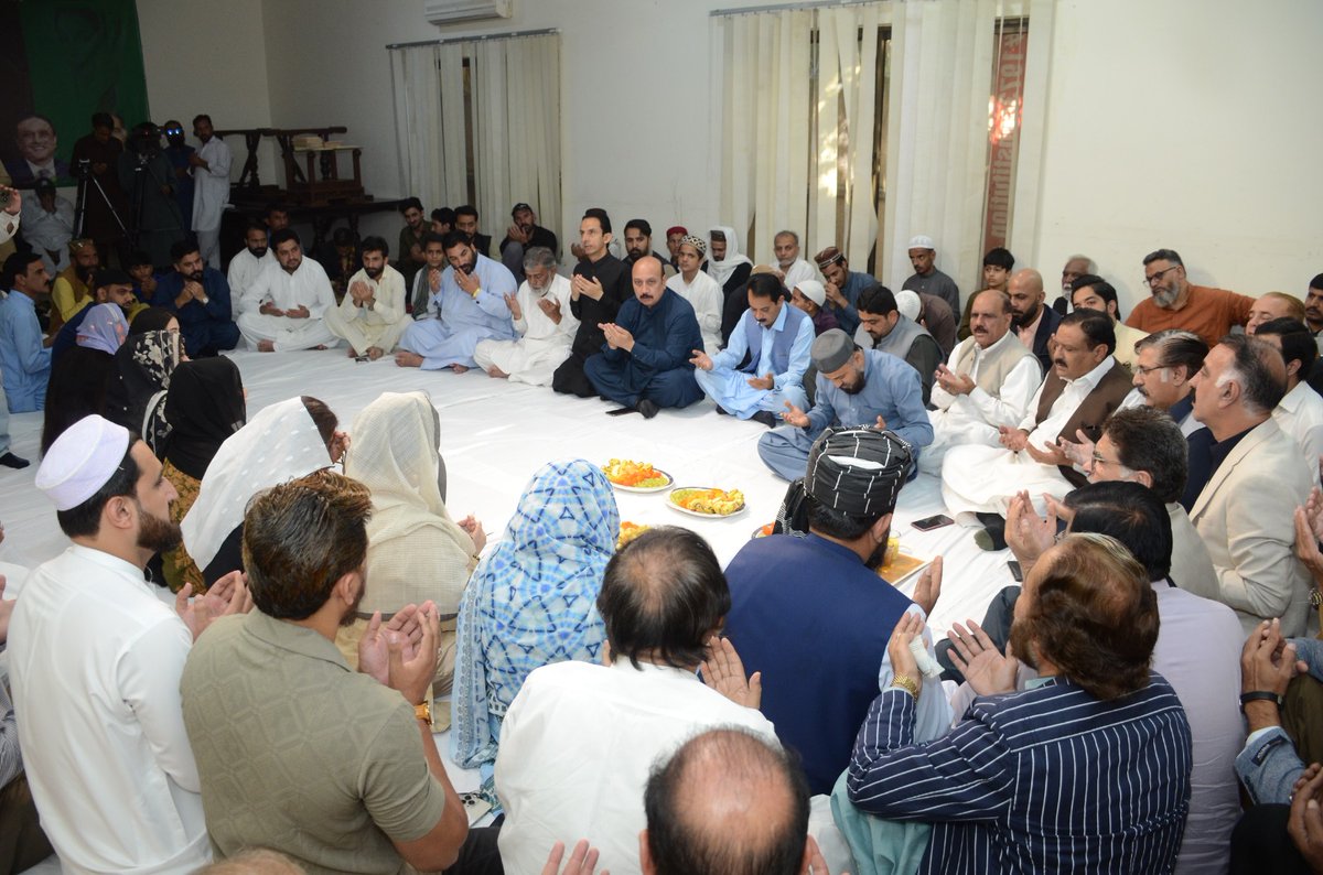 PPP_Org's tweet photo. محترمہ نصرت بھٹو کی برسی کے موقع پر دعائیہ تقریب کا انعقاد
پاکستان پیپلز پارٹی کے مرکزی سیکرٹریٹ کے زیرِ اہتمام مادرِ جمہوریت محترمہ نصرت بھٹو کی برسی کے موقع پر دعائیہ تقریب منعقد ہوئی، جس میں انچارج سینٹرل سیکریٹریٹ پی پی پی سیدسبط الحیدربخاری،  جنرل  سیکرٹری پاکستان پیپلز پارٹی وسطی پنجاب  سیدحسن مرتضیٰ اور پارٹی کارکنان نے شرکت کی۔

تقریب کے دوران محترمہ نصرت بھٹو کی جمہوریت کے لیے لازوال جدوجہد، بے مثال قربانیوں اور جمہوری اقدار کے فروغ کے لیے ان کی خدمات کو خراجِ عقیدت پیش کیا گیا۔ شرکاء نے اس عزم کا اعادہ کیا کہ محترمہ نصرت بھٹو کے جمہوری مشن اور عوامی خدمت کے جذبے کو آگے بڑھایا جاتا رہے گا۔
اس موقع پر محترمہ نصرت بھٹو کے ایصالِ ثواب، درجات کی بلندی، ملک کی ترقی و خوشحالی، قومی یکجہتی اور جمہوریت کے استحکام کے لیے خصوصی دعا بھی کی گئی۔
@S_HassanMurtaza