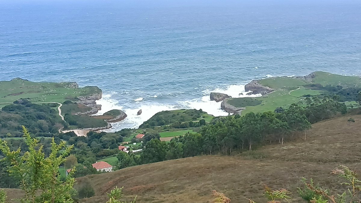 londrigu's tweet photo. @eltiempotpa Buenos días.
Mediodía desde Buelna ,mucho viento,no llueve y el mar así de bonito,desde la Sierra.
Un saludo. https://t.co/TwK7V4SUHw