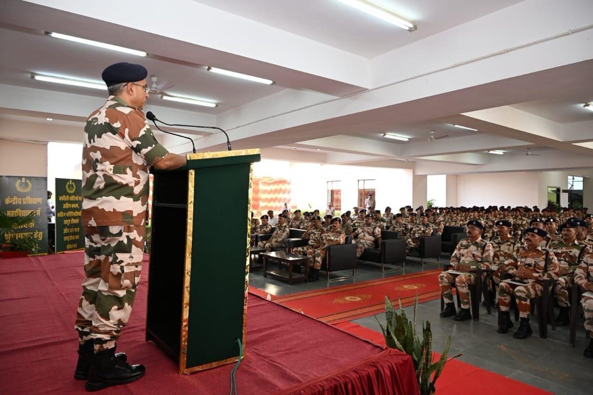 ravish_journo's tweet photo. ITBP के एक्स हैंडल पर उनके ही चीफ़ शत्रुजीत कपूर का भाषण नहीं है। तस्वीरें हैं। महानिदेशक शत्रुजीत कपूर का वीडियो इसी ट्वीटर पर वायरल है। राजनीतिक दलों के हैंडल पर है। ITBP एक सम्मानित और साहसिक बल है। क्या उसे अपने चीफ़ के भाषण को यहाँ अपलोड नहीं करना चाहिए? उनका बल चीन से मुकाबला कर रहा है और अपने ही चीफ का भाषण ग़ायब करना पड़े, इससे दुखद कुछ नहीं हो सकता। कोई मुझे बताए कि क्या इससे जवानों के मनोबल पर असर नहीं पड़ेगा? मामूली बात है कि जिस चीफ़ के फ़ैसले पर साढ़े तीन हज़ार किलोमीटर सीमा की सुरक्षा निर्भर करती हैं, उनका भाषण ITBP के किसी सोशल मीडिया हैंडल पर नहीं है। क्या पहले था,  अगर था तो इसे क्यों हटाया गया? क्या किसी सरकार को आलोचना से बचाने के लिए इतने महत्वपूर्ण बल का मनोबल गिराया जा सकता है। इसी बात पर महानिदेशक शत्रुजीत कपूर को अपने पद से इस्तीफ़ा दे देना चाहिए कि जब उनका भाषण उनके ही बल के सोशल मीडिया पर अपलोड नहीं हो सकता तो चीफ बने रहने का क्या मतलब रह जाता है। ITBP को स्थिति साफ़ करनी चाहिए। बताना चाहिए कि भाषण की रिकार्डिंग कहाँ है? 

https://t.co/HDxADaryAN