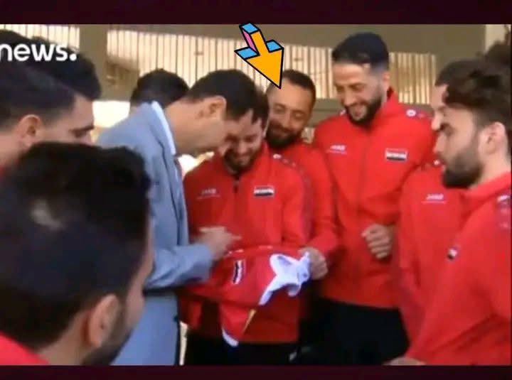 Omar_Madaniah's tweet photo. كيف يمكن أن يكون حارس نادي الكرامة هو الشهيد عبد الباسط الساروت، ثم يخلفه الشبيح أحمد مدنية

للأسف، أحمد مدنية أحد أقربائي، وقد كان، بحسب تجربتنا معه، يهددنا بسبب موقفنا المؤيد للثورة السورية.

فهو الفرع الوحيد من آل مدنية الذي شبح للاسد

وقد التقى ببشار الأسد عدة مرات، حتى إن هناك مقطعًا مصوّرًا له مع المنتخب، يهتف فيه لبشار الأسد بحماس.