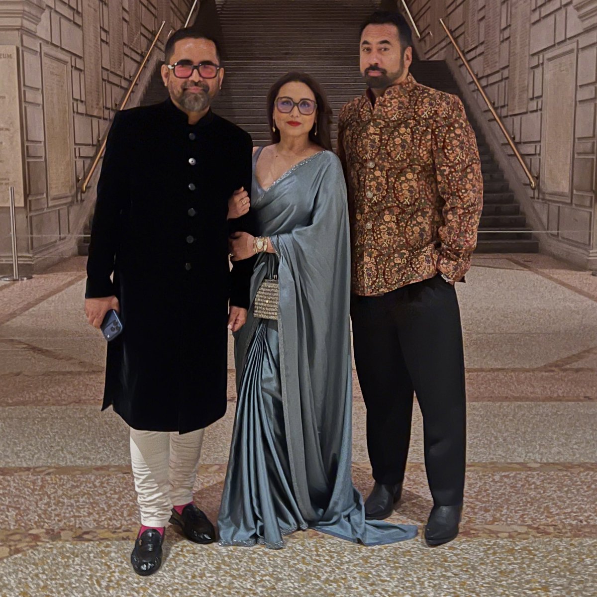 Calcutta_Times's tweet photo. When Kal Penn meets Sabyasachi, the glam quotient goes global! ✨ A peek into the designer’s Diwali reception at New York’s Metropolitan Museum of Art, where Indian opulence meets NYC elegance. 🖤🥂
#KalPenn #Sabyasachi #DiwaliGlam #IndianLuxury #NYCFashion https://t.co/GTo5ljO0eu