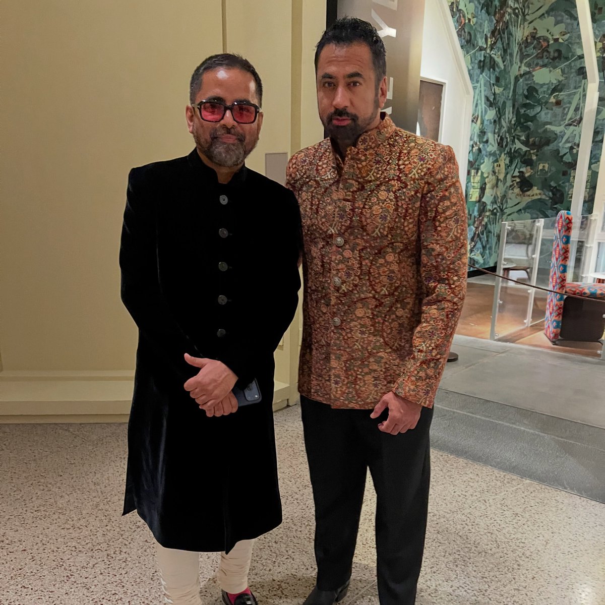 Calcutta_Times's tweet photo. When Kal Penn meets Sabyasachi, the glam quotient goes global! ✨ A peek into the designer’s Diwali reception at New York’s Metropolitan Museum of Art, where Indian opulence meets NYC elegance. 🖤🥂
#KalPenn #Sabyasachi #DiwaliGlam #IndianLuxury #NYCFashion https://t.co/GTo5ljO0eu