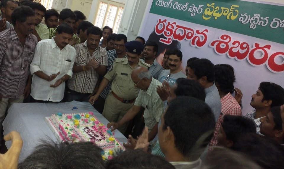 Iam__praneeth's tweet photo. 2014 prabhas birthday celebrations. Rally from Amalapuram to yanam.
#HappyBirthdayPrabhas https://t.co/Fokru8Sn5Q