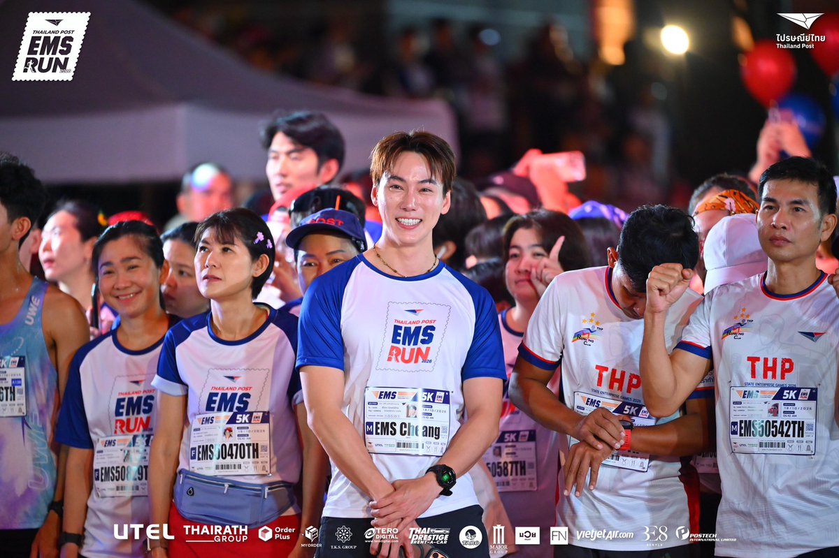 Newsideupdate's tweet photo. เช็กอินโมเมนต์ฮีลใจ "เจมส์ จิ-เต้ย พงศกร-คุกกี้-เฉียงเฉียง" แท็กทีมวิ่งส่งต่อพลังบวกใน THAILAND POST EMS RUN 2026

อ่านเพิ่มเติม : 🔗  https://t.co/pHWJ5U4j71

#EMSRUN2026 #ThailandPostEMSRun2026 #ไปรษณีย์ไทย #jirayu_jj #เต้ยพงศกร #EMS40th #NewsideUpdate https://t.co/XUXqAwz5Rp