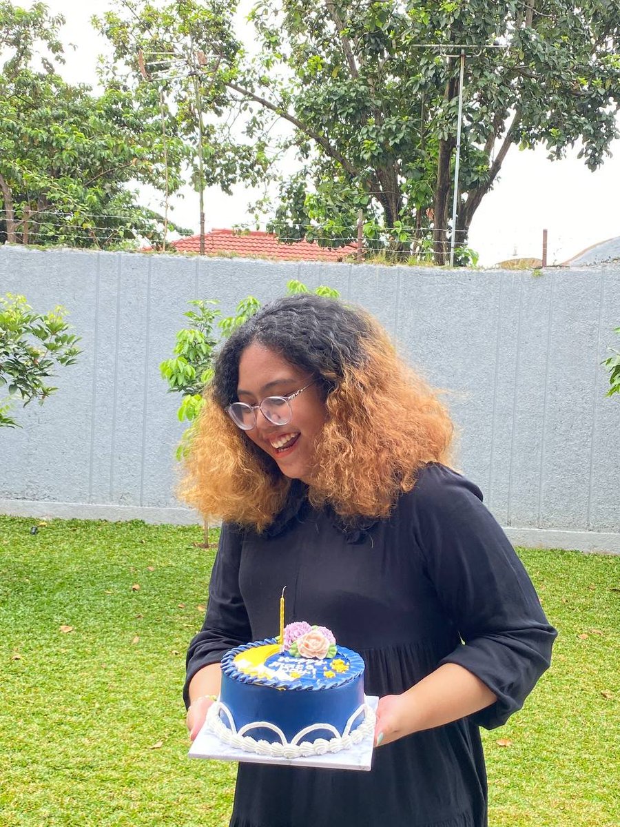 hyperbloon's tweet photo. drop ur photo/video in 2022

my dryass hair help https://t.co/KrZaqLbbL9