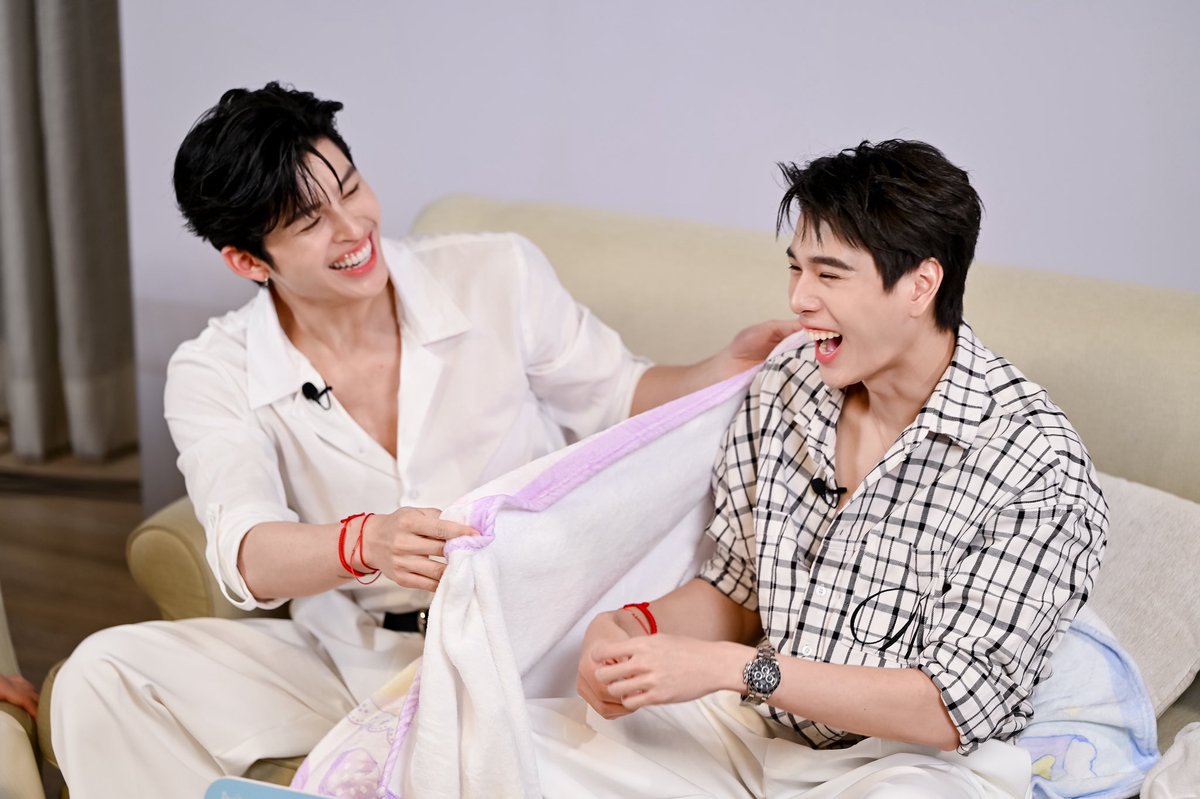 kingstella_th's tweet photo. จ้องตากันอยู่ได้ คิดไรอะป่าวพี่ 💜

อุ๊ย!! เขิลอ่าาา

ภาพบรรยากาศงาน 
#KingStellaxPondPhuwinLive

King’s Stella ขอขอบคุณลูกค้าและ Lucky Fan ทุกๆท่านที่ให้การสนับสนุน มาช้อป มาฟินด้วยกัน 

ไว้เรามาฟินด้วยกันใหม่ นะคะ 💜

PONDPHUWIN X KINGSTELLA

#KingStellaxPondPhuwinLive
#KingStella