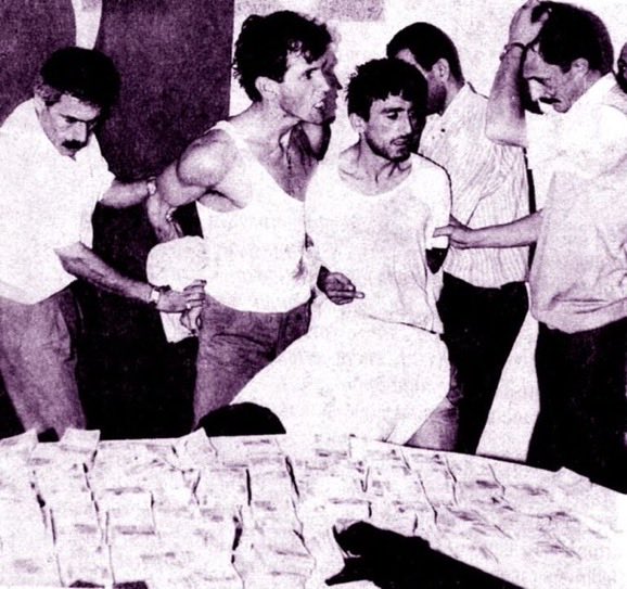 ToplumsalMht273's tweet photo. 34 yıl önce bugün Remzi Basalak, devletin teşhir masasını tekmeleyerek devirdi!

TİKB militanı Remzi Basalak, devletin propaganda amacıyla kullandığı sözde “suç aletleri”nin sergilendiği ve devrimcilerin bir masa etrafında dizilerek teşhir edilmeye çalışıldığı sırada masayı tekmeleyerek devirdi.

Devrimci işçi Remzi Basalak bu eyleminin ardından işkence ile katledildi.

“Bir gün mutlaka, ama mutlaka bu düzen yıkılacak ve tüm insanlık özgür, mutlu ve onuruyla yaşayacak.”