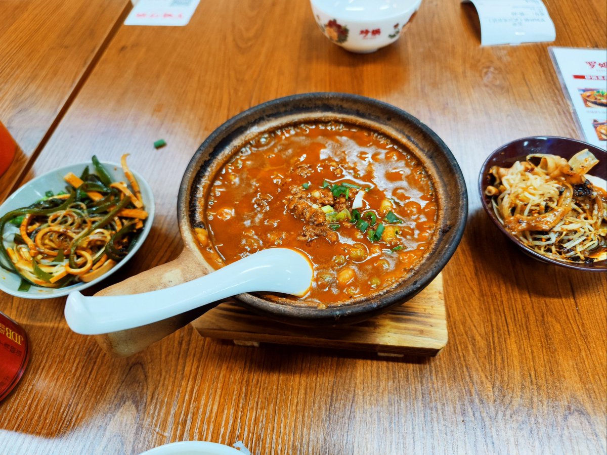 Robson100924's tweet photo. [椒]を使った辛さがクセになる料理で、静かな休日を過ごす。沟沿いの小道で一人、寂しさも少し紛れた。 https://t.co/oY6fE4f8Lh