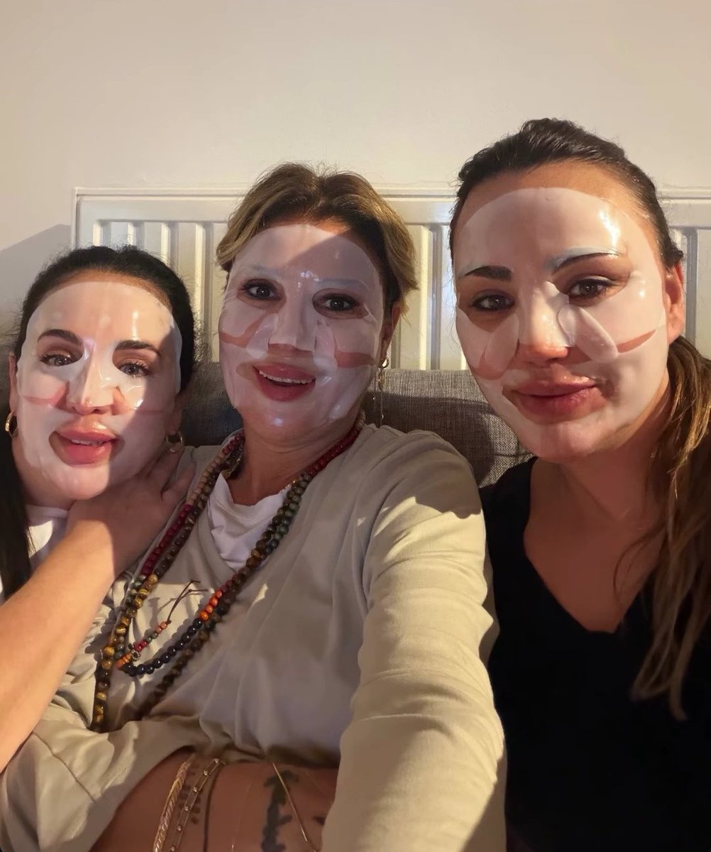 dailygulben's tweet photo. elimde olsa bu fotoğrafı yicem o kadar tatlı ki 
bakışı gülüşü yüz ifadesi her şeyiyle ❤️ 
ÇOK HOŞUMA GİTTİ 🫠 

#GülbenErgen Gülben Ergen 
@gulbenergen https://t.co/Wn6rYnWunN