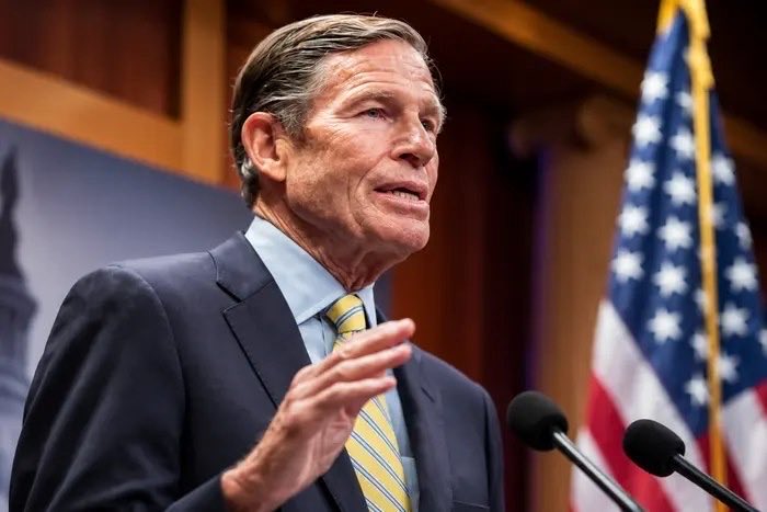 jurgen_nauditt's tweet photo. US Senate investigates who restricted Ukraine’s access to “Starshield” — Reuters.

Democratic Senator Richard Blumenthal has launched an inquiry after the Ukrainian military lost access to a satellite link—crucial for its communications—on October 13. This development has weakened Ukraine’s defensive capabilities against Russian attacks.

In a letter to Pentagon chief Pete Hegseth, the senator demands clarification as to who made the decision: the White House, the US Department of Defense, or SpaceX. Furthermore, he seeks to determine whether the US military has an alternative in place should the company’s services be discontinued.

What do you think?
Was it Trump or Elon Musk?
