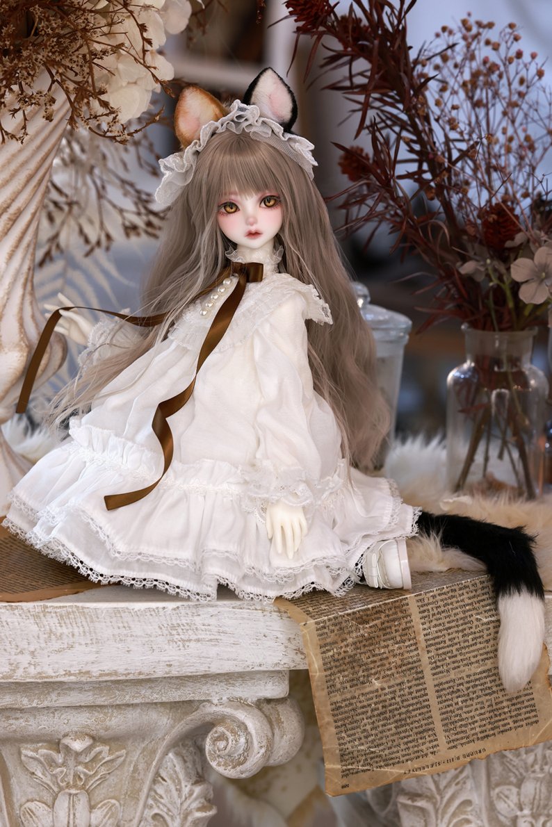 DOLKSTATION's tweet photo. 【DOLK×Peak’s Woods】

ドル沼CHレビュー記念！
『FOB Little Goldie - 三毛猫 ver. Limited Edition』が特別復刻✨

➡https://t.co/DEIYMKpg4L

美しいメイクや、猫特有のふわふわな白い毛を思わせるドレスの細部まで、動画で余すことなく紹介。画像では分からない細部を是非チェックしてください♪ https://t.co/Upa8tsuQeI