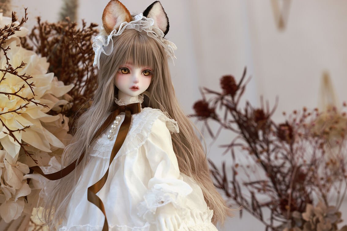 DOLKSTATION's tweet photo. 【DOLK×Peak’s Woods】

ドル沼CHレビュー記念！
『FOB Little Goldie - 三毛猫 ver. Limited Edition』が特別復刻✨

➡https://t.co/DEIYMKpg4L

美しいメイクや、猫特有のふわふわな白い毛を思わせるドレスの細部まで、動画で余すことなく紹介。画像では分からない細部を是非チェックしてください♪ https://t.co/Upa8tsuQeI