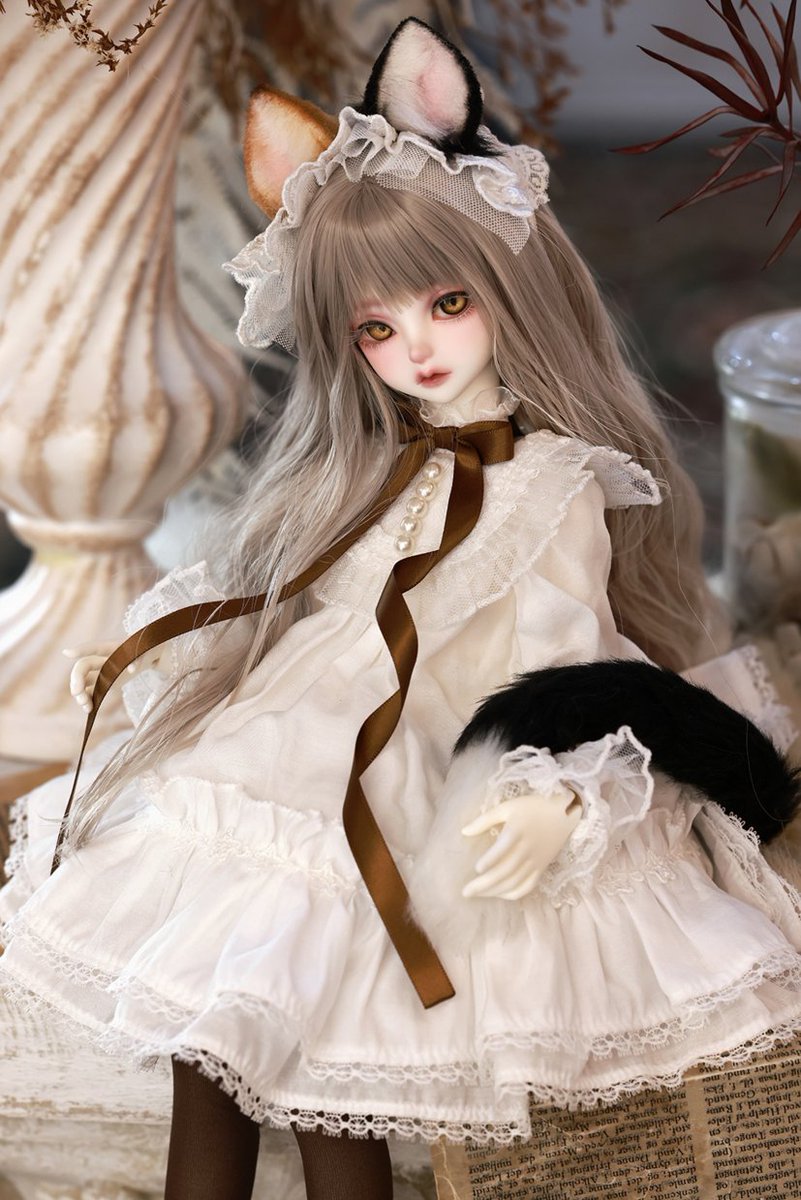 DOLKSTATION's tweet photo. 【DOLK×Peak’s Woods】

ドル沼CHレビュー記念！
『FOB Little Goldie - 三毛猫 ver. Limited Edition』が特別復刻✨

➡https://t.co/DEIYMKpg4L

美しいメイクや、猫特有のふわふわな白い毛を思わせるドレスの細部まで、動画で余すことなく紹介。画像では分からない細部を是非チェックしてください♪ https://t.co/Upa8tsuQeI