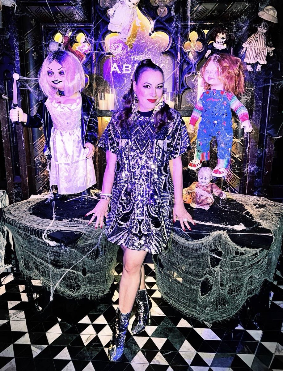 Daily_Chucky's tweet photo. Jennifer Tilly with Chucky and Tiffany recently! 🖤🔪 https://t.co/bE24MujIDI
