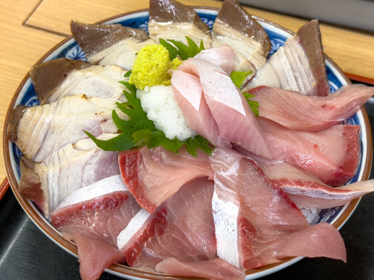 yuzutaso_san's tweet photo. 氷見の魚市場食堂の寒ブリ丼
2019→2021→2022→2025
明らかに退化している https://t.co/20XHHLjI6R
