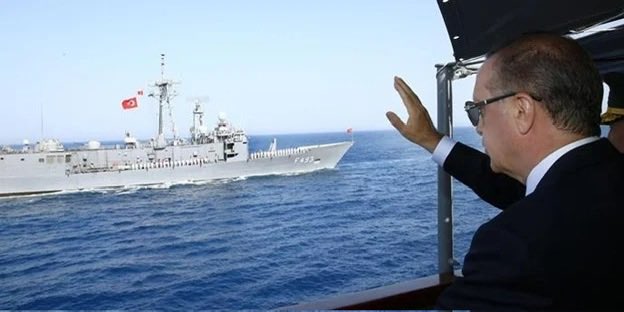 umutmurare's tweet photo. MAVİ VATAN'DA HAK, DİPLOMASİDE DENGE

Türkiye’nin Doğu Akdeniz politikası, deniz yetki alanlarının hukuki statüsünden bölgesel güvenlik ilişkilerine kadar uzanan çok boyutlu bir gündeme sahip. Libya Temsilciler Meclisi'nin Türkiye-Libya deniz yetki alanları mutabakatını onaylaması, bu gündemin diplomatik ve hukuki boyutunu yeniden öne çıkardı.

20 Ekim 2026’da alınan karar, 2019’dan beri yürürlükte olan mutabakatın Libya Temsilciler Meclisi tarafından da kabul edilmesi anlamına geliyor. Türkiye Dışişleri Bakanlığı, gelişmenin iki ülkenin karşılıklı hak ve menfaatlerini gözettiğini ve iş birliğini derinleştirebileceğini açıkladı.

Mavi Vatan yaklaşımı, Türkiye’nin denizlerdeki hak ve menfaatlerini koruma hedefini ortaya koyuyor. Ancak bu hedefin sürdürülebilirliği, deniz gücü kadar uluslararası hukuk, diplomasi ve bölgesel diyalogla da bağlantılı. Deniz yetki alanları konusundaki anlaşmazlıkların yönetilmesinde, hukuki argümanların tutarlılığı ve diplomatik kanalların işlerliği önem taşıyor.

Bu gelişmenin hemen ardından Doha’da imzalanan Bedir Mutabakat Zaptı, güvenlik gündeminin farklı bir boyutunu gündeme getirdi. Türkiye, Katar, Endonezya ve Pakistan arasında imzalanan metin, savunma sanayisi alanında ortak projeler, Ar-Ge, eğitim ve üretim kapasitesinin geliştirilmesini hedefliyor.

Bu iki gelişmeyi aynı çerçevede değerlendirmek, Türkiye’nin güvenlik politikasının çeşitliliğini anlamaya yardımcı olabilir. Bir tarafta deniz yetki alanları üzerinden hukuki ve diplomatik ilişkiler; diğer tarafta savunma teknolojileri ve üretim kapasitesi üzerinden gelişen ortaklıklar bulunuyor.

Bununla birlikte, imzalanan mutabakatların etkisi somut uygulamalarla ölçülmeli. Deniz yetki alanları anlaşmasının bölgesel ilişkilere katkısı, diplomatik süreçlerin seyriyle; Bedir Mutabakatı’nın başarısı ise hayata geçirilecek projelerle daha net görülecek.