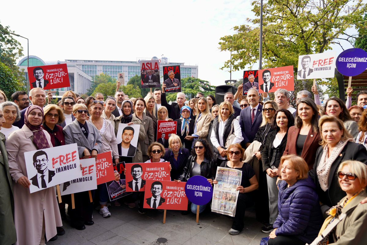 dk_imamoglu's tweet photo. 49 haftadır verdiğimiz mücadele yalnızca bizlerin değil; bu güzel ülkenin, Cumhuriyetimizin, demokrasimizin ve adalete inanan herkesin mücadelesidir.

Çünkü biz yalnızca sevdiklerimize kavuşmak için değil, bu ülkede hiç kimsenin adaletsizlikle karşı karşıya kalmadığı bir gelecek için mücadele ediyoruz. @ailedayanisma