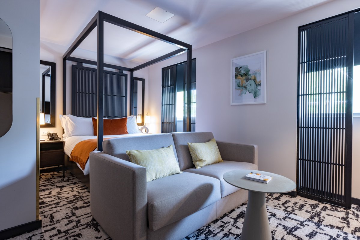 lasuitewest's tweet photo. We may lose a little light during the coming days but on a positive note we get to snuggle in bed for an extra hour...
Current offers https://t.co/62x98HNYM2
#clocksgoback #hotelinlondon #bayswater @bespokehotels https://t.co/ayXysmT6Xl