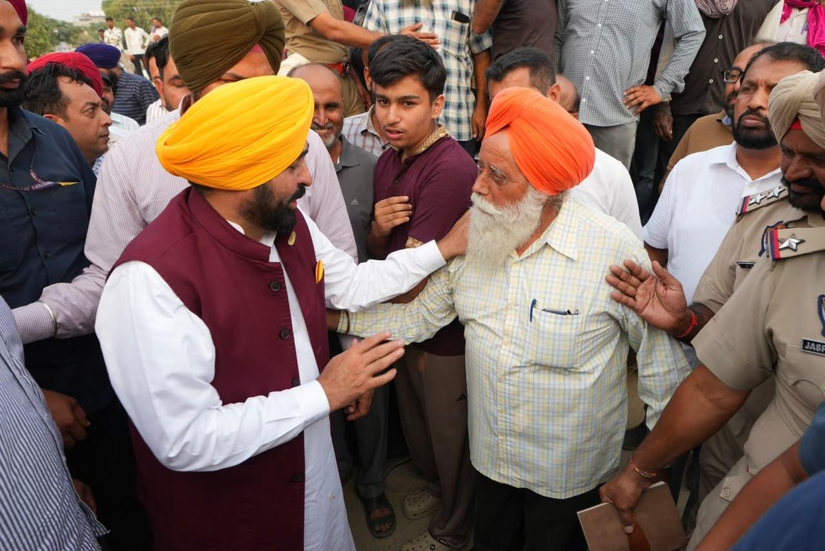 AAPPunjab's tweet photo. CM @BhagwantMann ਨੇ ਅੱਜ ਰਾਜਪੁਰਾ ਅਨਾਜ ਮੰਡੀ ਦਾ ਦੌਰਾ ਕੀਤਾ ਅਤੇ ਉੱਥੇ ਝੋਨੇ ਦੀ ਖ਼ਰੀਦ ਅਤੇ ਅਦਾਇਗੀ ਦੇ ਪ੍ਰਬੰਧਾਂ ਬਾਰੇ ਜਾਣਕਾਰੀ ਹਾਸਲ ਕੀਤੀ। ਇਸ ਮੌਕੇ ਉਨ੍ਹਾਂ ਪ੍ਰਬੰਧਕਾਂ ਅਤੇ ਕਿਸਾਨਾਂ ਨਾਲ਼ ਵੀ ਵਿਚਾਰ-ਚਰਚਾ ਕੀਤੀ। ਕਿਸਾਨਾਂ ਨੇ ਮੰਡੀਆਂ ਵਿੱਚ ਫ਼ਸਲ ਖ਼ਰੀਦ ਦੇ ਕੀਤੇ ਬਿਹਤਰੀਨ ਪ੍ਰਬੰਧਾਂ ਲਈ CM ਮਾਨ ਦਾ ਧੰਨਵਾਦ ਕੀਤਾ ਅਤੇ ਉਨ੍ਹਾਂ ਦਾ ਸਨਮਾਨ ਵੀ ਕੀਤਾ। 

ਮਾਨ ਸਰਕਾਰ ਕਿਸਾਨਾਂ ਦੀ ਫ਼ਸਲ ਦਾ ਇਕੱਲਾ-ਇਕੱਲਾ ਦਾਣਾ ਖ਼ਰੀਦਣ ਅਤੇ ਸਮੇਂ 'ਤੇ ਅਦਾਇਗੀ ਕਰਨ ਲਈ ਪੂਰੀ ਤਰ੍ਹਾਂ ਵਚਨਬੱਧ ਹੈ।
