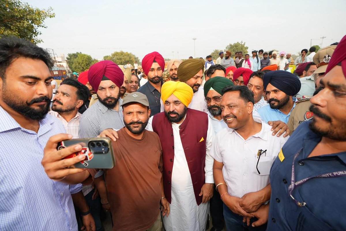 AAPPunjab's tweet photo. CM @BhagwantMann ਨੇ ਅੱਜ ਰਾਜਪੁਰਾ ਅਨਾਜ ਮੰਡੀ ਦਾ ਦੌਰਾ ਕੀਤਾ ਅਤੇ ਉੱਥੇ ਝੋਨੇ ਦੀ ਖ਼ਰੀਦ ਅਤੇ ਅਦਾਇਗੀ ਦੇ ਪ੍ਰਬੰਧਾਂ ਬਾਰੇ ਜਾਣਕਾਰੀ ਹਾਸਲ ਕੀਤੀ। ਇਸ ਮੌਕੇ ਉਨ੍ਹਾਂ ਪ੍ਰਬੰਧਕਾਂ ਅਤੇ ਕਿਸਾਨਾਂ ਨਾਲ਼ ਵੀ ਵਿਚਾਰ-ਚਰਚਾ ਕੀਤੀ। ਕਿਸਾਨਾਂ ਨੇ ਮੰਡੀਆਂ ਵਿੱਚ ਫ਼ਸਲ ਖ਼ਰੀਦ ਦੇ ਕੀਤੇ ਬਿਹਤਰੀਨ ਪ੍ਰਬੰਧਾਂ ਲਈ CM ਮਾਨ ਦਾ ਧੰਨਵਾਦ ਕੀਤਾ ਅਤੇ ਉਨ੍ਹਾਂ ਦਾ ਸਨਮਾਨ ਵੀ ਕੀਤਾ। 

ਮਾਨ ਸਰਕਾਰ ਕਿਸਾਨਾਂ ਦੀ ਫ਼ਸਲ ਦਾ ਇਕੱਲਾ-ਇਕੱਲਾ ਦਾਣਾ ਖ਼ਰੀਦਣ ਅਤੇ ਸਮੇਂ 'ਤੇ ਅਦਾਇਗੀ ਕਰਨ ਲਈ ਪੂਰੀ ਤਰ੍ਹਾਂ ਵਚਨਬੱਧ ਹੈ।