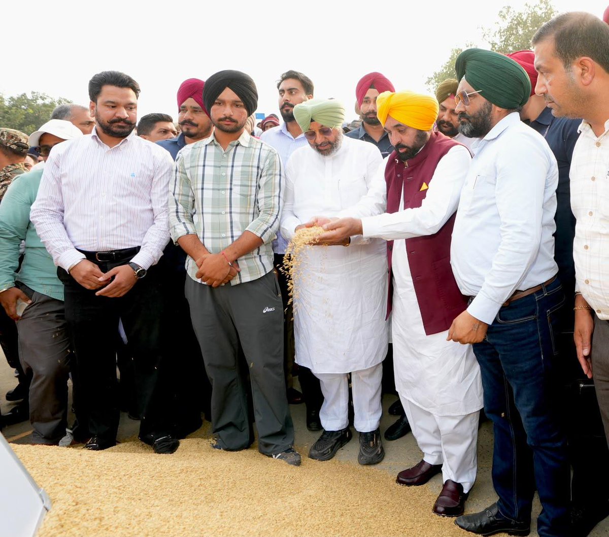 AAPPunjab's tweet photo. CM @BhagwantMann ਨੇ ਅੱਜ ਰਾਜਪੁਰਾ ਅਨਾਜ ਮੰਡੀ ਦਾ ਦੌਰਾ ਕੀਤਾ ਅਤੇ ਉੱਥੇ ਝੋਨੇ ਦੀ ਖ਼ਰੀਦ ਅਤੇ ਅਦਾਇਗੀ ਦੇ ਪ੍ਰਬੰਧਾਂ ਬਾਰੇ ਜਾਣਕਾਰੀ ਹਾਸਲ ਕੀਤੀ। ਇਸ ਮੌਕੇ ਉਨ੍ਹਾਂ ਪ੍ਰਬੰਧਕਾਂ ਅਤੇ ਕਿਸਾਨਾਂ ਨਾਲ਼ ਵੀ ਵਿਚਾਰ-ਚਰਚਾ ਕੀਤੀ। ਕਿਸਾਨਾਂ ਨੇ ਮੰਡੀਆਂ ਵਿੱਚ ਫ਼ਸਲ ਖ਼ਰੀਦ ਦੇ ਕੀਤੇ ਬਿਹਤਰੀਨ ਪ੍ਰਬੰਧਾਂ ਲਈ CM ਮਾਨ ਦਾ ਧੰਨਵਾਦ ਕੀਤਾ ਅਤੇ ਉਨ੍ਹਾਂ ਦਾ ਸਨਮਾਨ ਵੀ ਕੀਤਾ। 

ਮਾਨ ਸਰਕਾਰ ਕਿਸਾਨਾਂ ਦੀ ਫ਼ਸਲ ਦਾ ਇਕੱਲਾ-ਇਕੱਲਾ ਦਾਣਾ ਖ਼ਰੀਦਣ ਅਤੇ ਸਮੇਂ 'ਤੇ ਅਦਾਇਗੀ ਕਰਨ ਲਈ ਪੂਰੀ ਤਰ੍ਹਾਂ ਵਚਨਬੱਧ ਹੈ।
