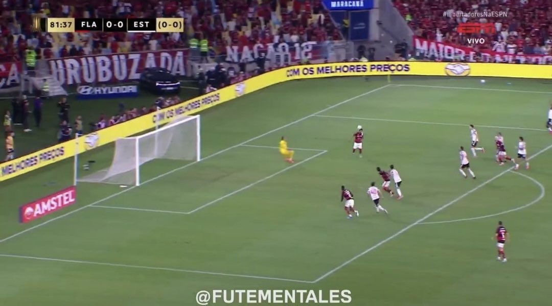 Flazone_'s tweet photo. Esse é o jogador que metade da torcida baba o ovo porque é “bom taticamente” pro time.

O Plata é uma vergonha, vive daquele gol contra o Atlético MG logo quando chegou e não entregou mais nada.

É uma farsa, culpado pela eliminação. https://t.co/IC7cITQ0Cb