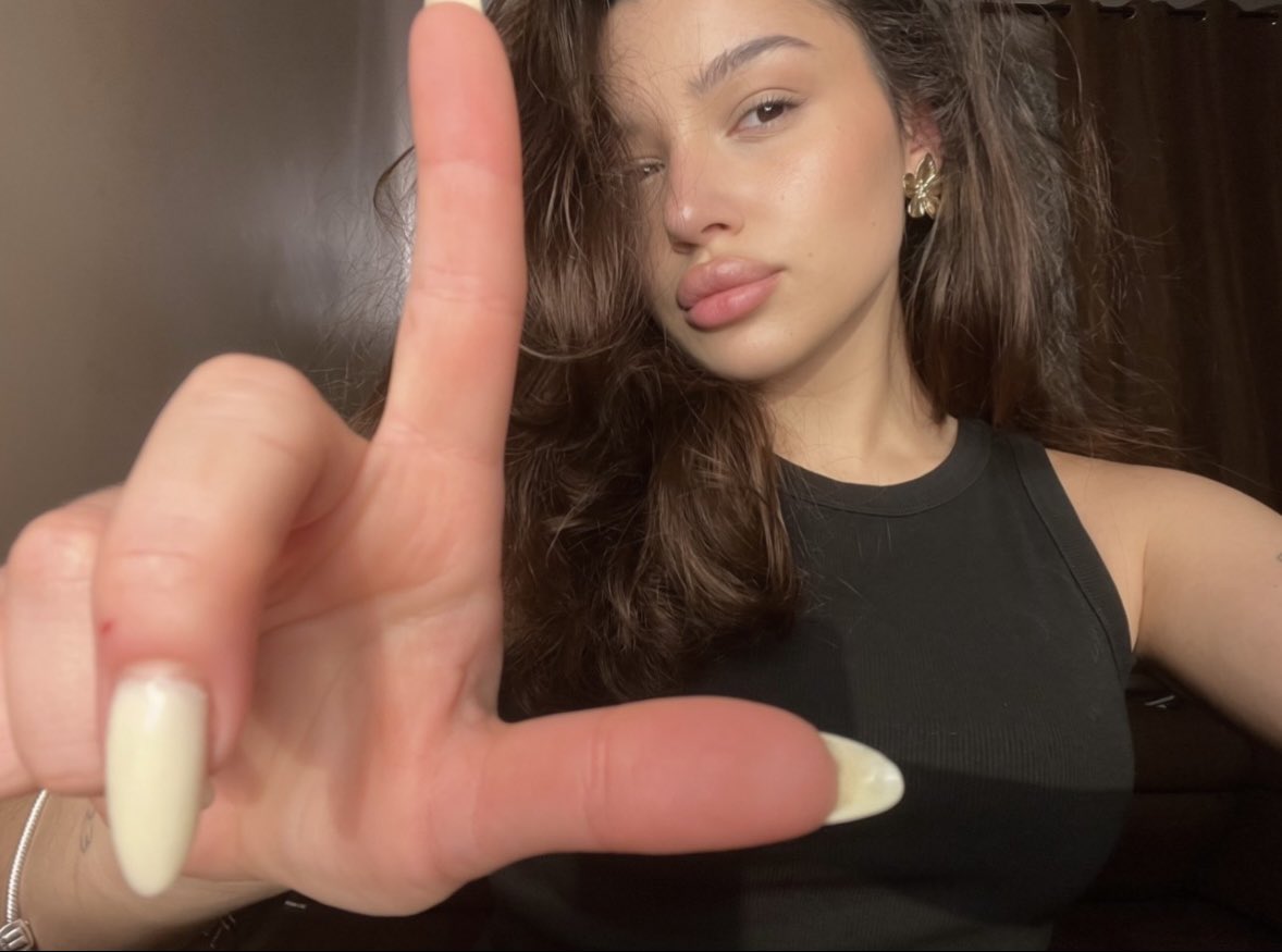 ReineAnna03's tweet photo. Quel soumis ou fétichiste va venir à mes pieds aujourd’hui sur Paris ?

J’ai bien envie d’humilier un looser aujourd’hui ! 🙂

#feetfetısh #feetworshi̇p #domina #findom #femdom https://t.co/UVgzrdqirs