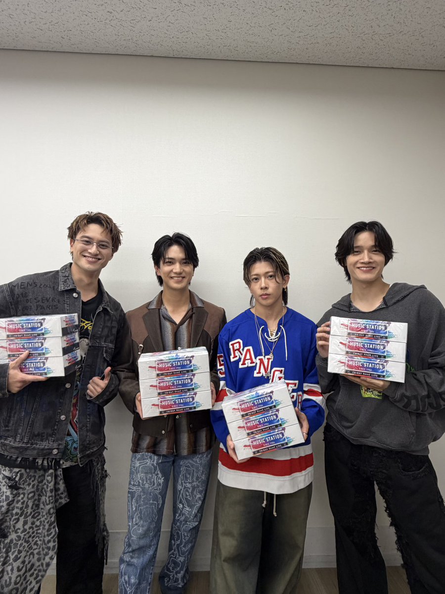 Mst_com's tweet photo. 【#Mステ 40周年SP放送中】 ⠀ 

このあとはAぇ! group👏 ⠀

TV初披露！ 
シングル初のバンド曲
「Emotion」🎤🎸🎹🥁 ⠀ 

💬コメント 
💙正門さん「メインボーカル末澤の本領発揮のラストスパートの高音パートに注目です。あれは誰が聴いてもブチあがると思います」 ⠀ 

❤️末澤さん「熱量たっぷりの歌と演奏が見どころです」 

💜小島さん「バンドパフォーマンスで緊張しますが、ジュニア時代からやってきてた武器の一つなので、Aぇ! groupらしさ全開で頑張ります」 ⠀ 

💚佐野さん「Aぇ! groupにとって切り札のような曲なので、全力でパフォーマンスします」 ⠀ 

#ウラステ 楽屋で😀📷✨