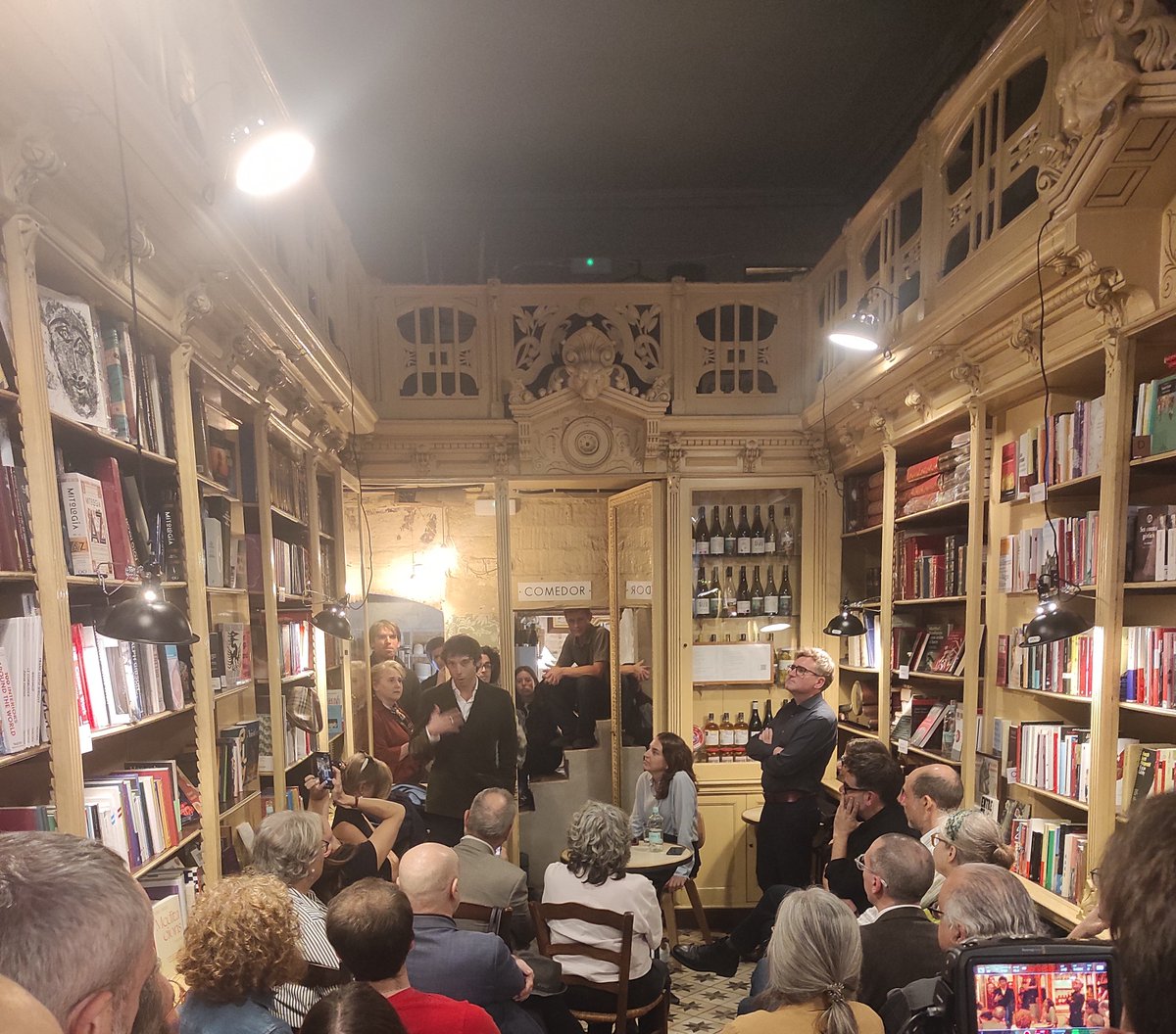 biel_ferrer's tweet photo. Ahir, a la @santjordillibre de Barcelona, @Abel_Cutillas i @mporrasmarti no ens van anunciar pas la fundació d'un nou partit polític, sinó la creació d'una llibreria catalana (i anglesa) a la capital a fi de reindustrialitzar la cultura catalana per pensar i alliberar el país. https://t.co/EMEWePJ8Nq