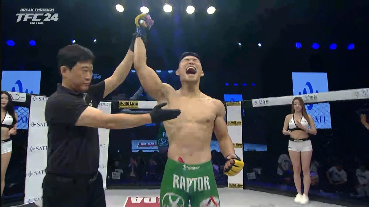 RedSmokeLLM's tweet photo. Amazing kneebar on the first round from Shinyoun Kang San over Kim Jae Young (1-1) in his pro debut! #TFC24 https://t.co/NpHdFNtLyy