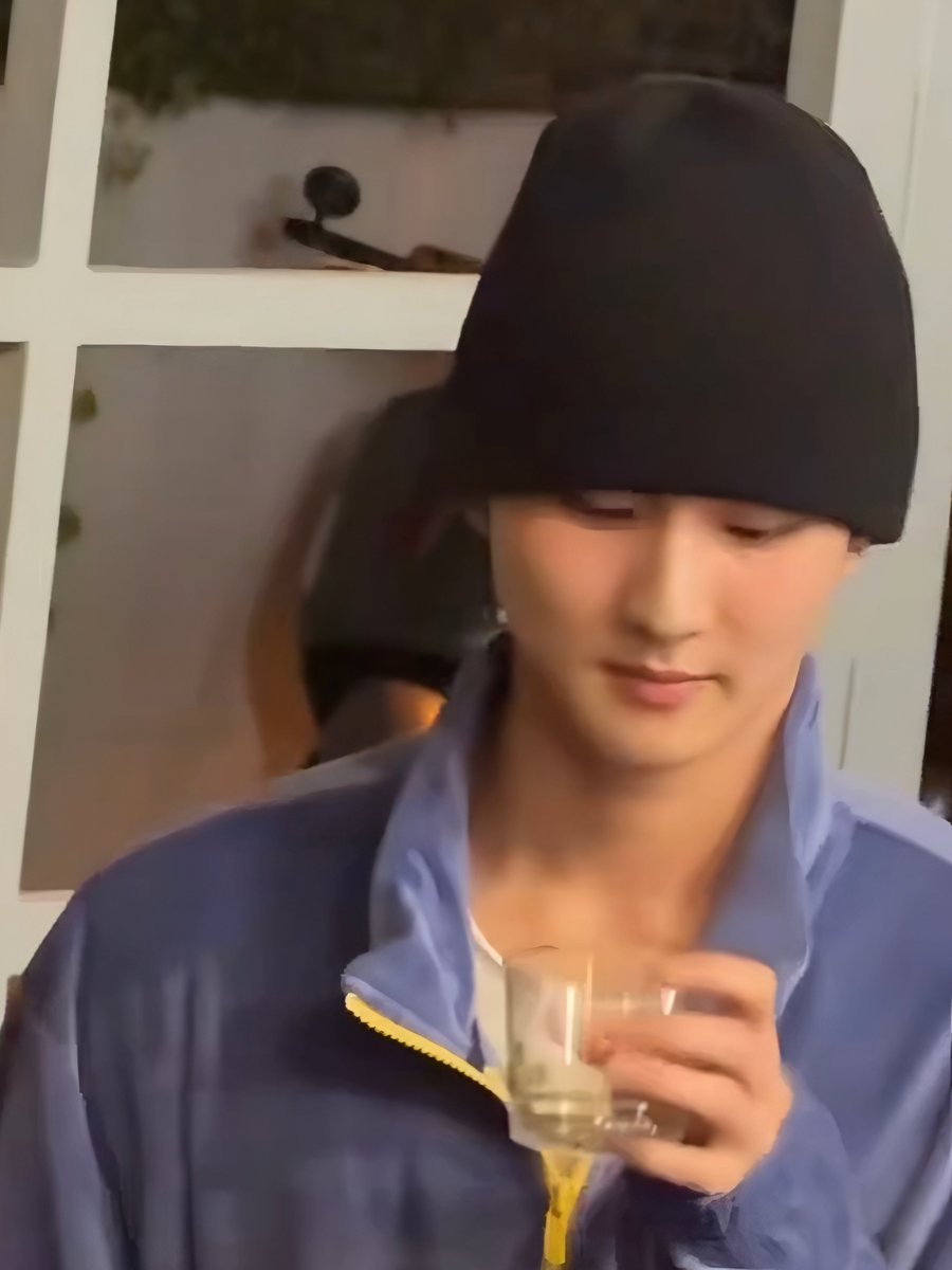meowoning's tweet photo. The awkward eyes darting around not knowing where to look and then trying to play it cool by drinking only to realise his glass is empty 😭🤣 he is literally me in any social situation, I can't stop laughing, my poor babieeee https://t.co/Q4SZbHn3q3