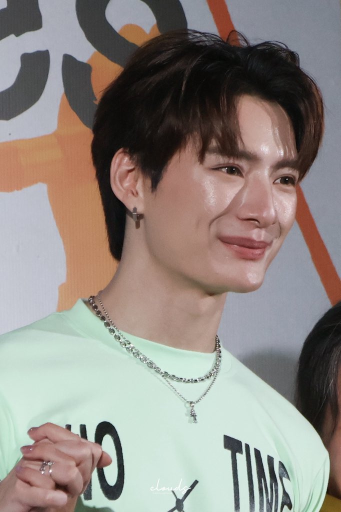 inthroughmist's tweet photo. จะว่าไปก็แอบสับสนนะ ว่าจริงๆ แล้วลุคไหนเท่กว่ากัน 😅

ー
#KRIST1stAlbumBDparty
#KristPerawat https://t.co/PowNTSAbgg