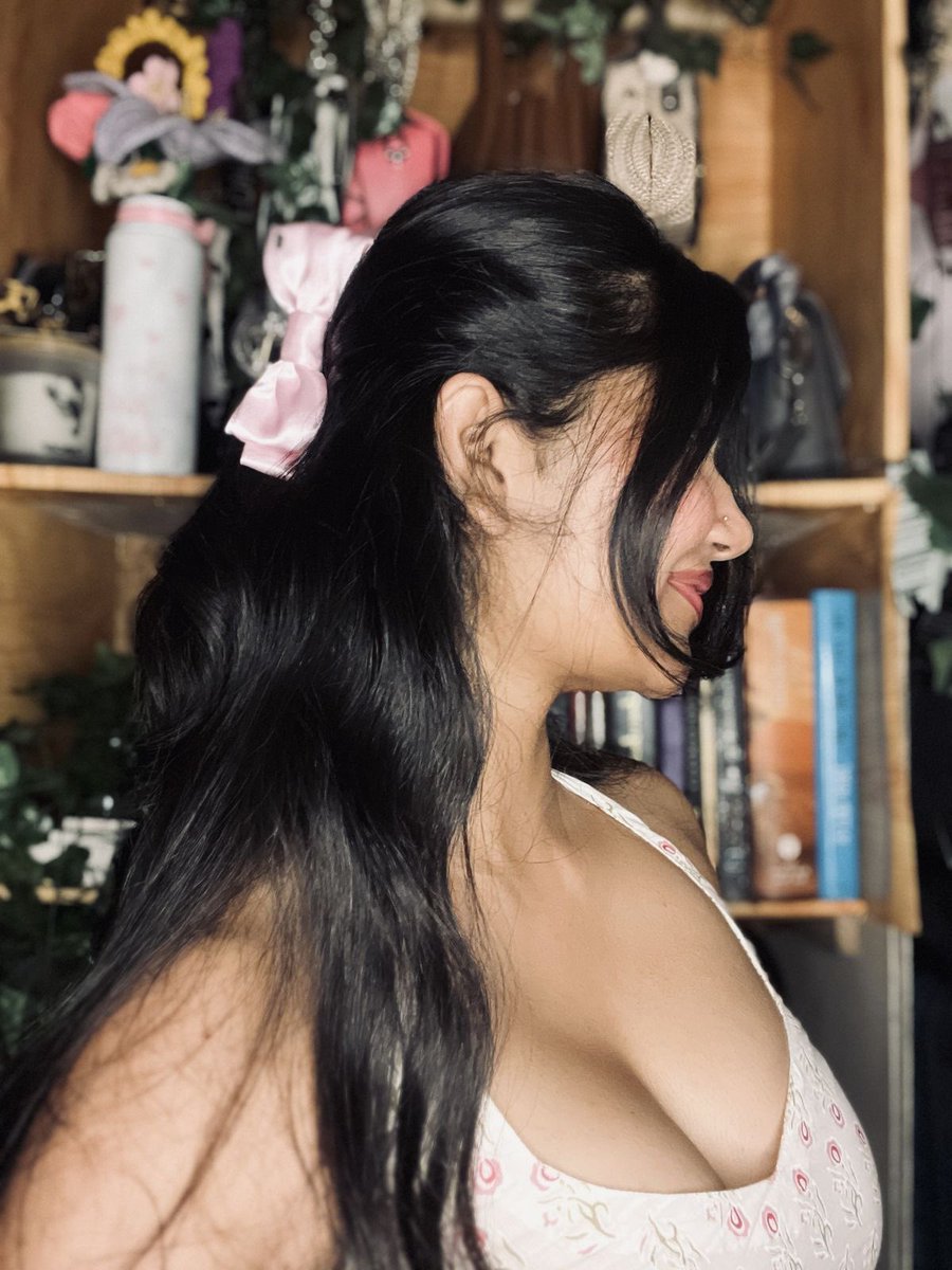 himanigupta000's tweet photo. How my pinky hair band is looking. https://t.co/ai6fLo81R8