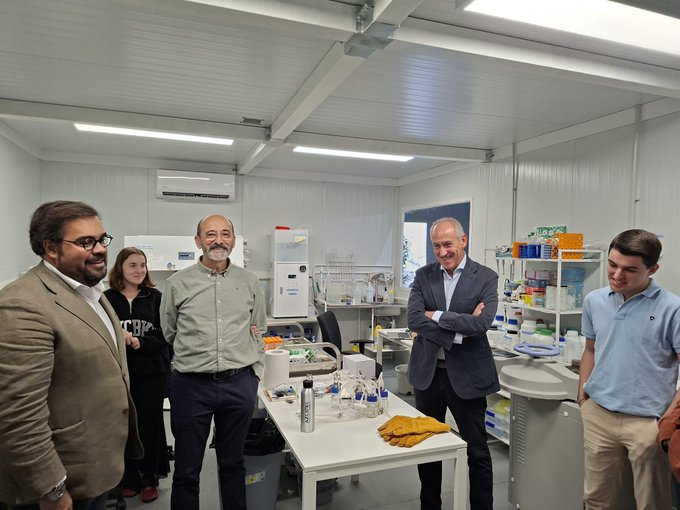cadesevilla's tweet photo. El delegado territorial de @IndustriaAnd @IvanPestaaRuiz, junto al Alcalde de Tomares @Soriano_Alcalde visitan el #CADETomares.
🤝En esta ocasión, conociendo de cerca los proyectos de las empresas #Biomixing, @_Blowind, #LaserOn y #Savytechhotels. 🚀
#tejidoempresariallocal https://t.co/IPyDaViHD7