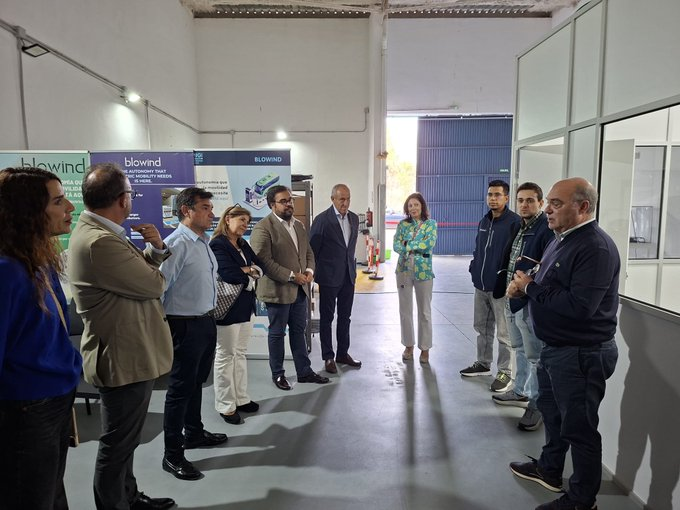 cadesevilla's tweet photo. El delegado territorial de @IndustriaAnd @IvanPestaaRuiz, junto al Alcalde de Tomares @Soriano_Alcalde visitan el #CADETomares.
🤝En esta ocasión, conociendo de cerca los proyectos de las empresas #Biomixing, @_Blowind, #LaserOn y #Savytechhotels. 🚀
#tejidoempresariallocal https://t.co/IPyDaViHD7