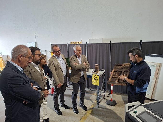 cadesevilla's tweet photo. El delegado territorial de @IndustriaAnd @IvanPestaaRuiz, junto al Alcalde de Tomares @Soriano_Alcalde visitan el #CADETomares.
🤝En esta ocasión, conociendo de cerca los proyectos de las empresas #Biomixing, @_Blowind, #LaserOn y #Savytechhotels. 🚀
#tejidoempresariallocal https://t.co/IPyDaViHD7