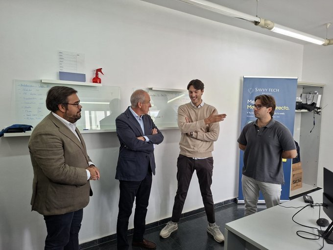 cadesevilla's tweet photo. El delegado territorial de @IndustriaAnd @IvanPestaaRuiz, junto al Alcalde de Tomares @Soriano_Alcalde visitan el #CADETomares.
🤝En esta ocasión, conociendo de cerca los proyectos de las empresas #Biomixing, @_Blowind, #LaserOn y #Savytechhotels. 🚀
#tejidoempresariallocal https://t.co/IPyDaViHD7
