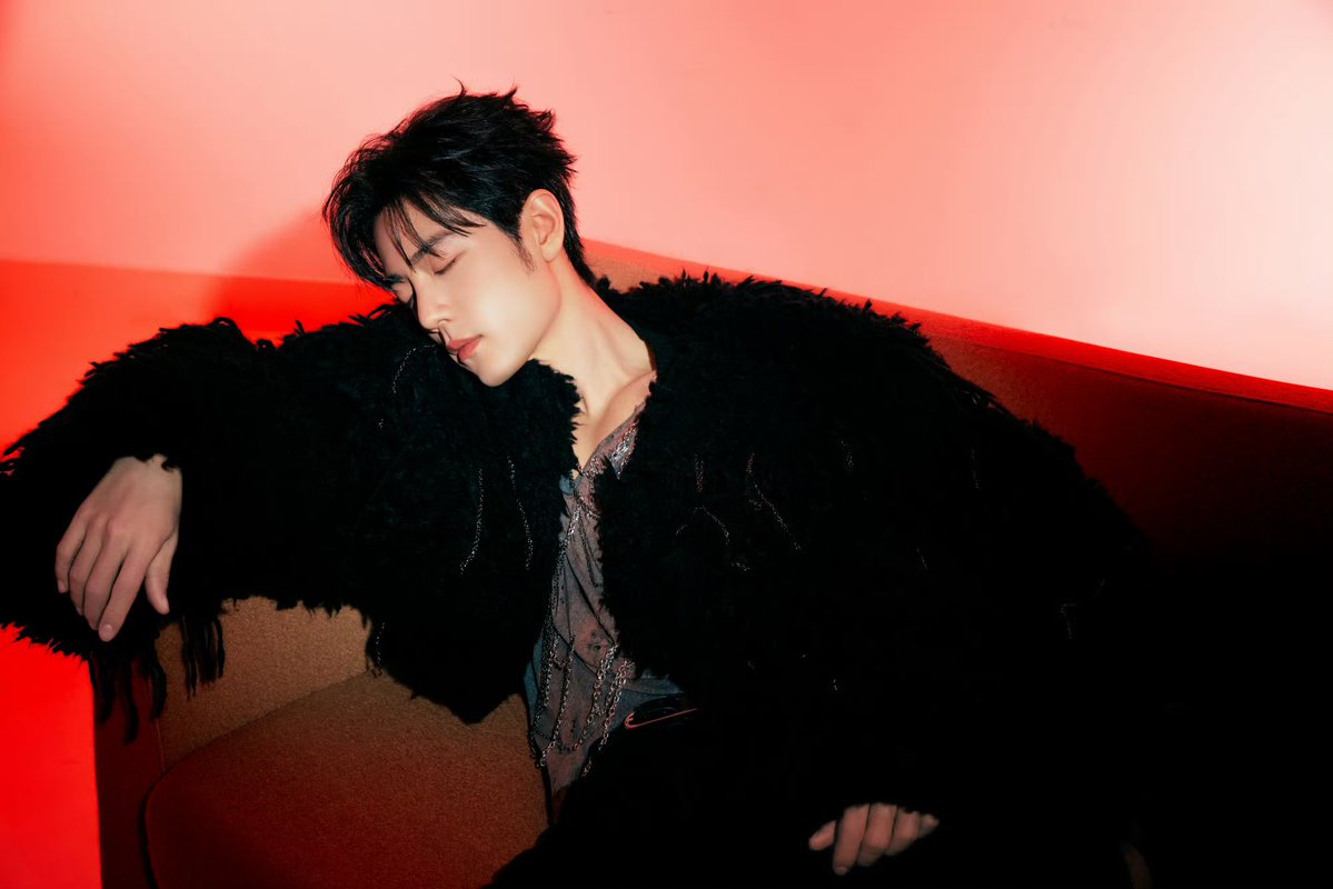 gremlinyibito's tweet photo. HOLY XIAO ZHAN??? https://t.co/9FW5wSWV7F