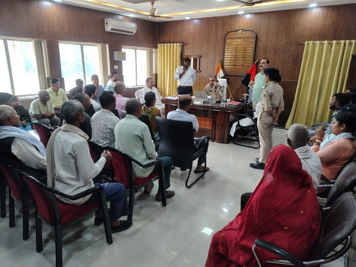 IgMagadh's tweet photo. दिनांक 23.10.2026 को आयोजित जनता दरबार में बड़ी संख्या में आमजन उपस्थित होकर पुलिस महानिरीक्षक महोदय, मगध क्षेत्र, गयाजी  से मिले तथा अपनी-अपनी समस्याओं एवं शिकायतों से उन्हें अवगत कराया। https://t.co/XSRB7J8CKZ