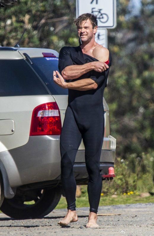 LegendZuko51546's tweet photo. Actor Chris Hemsworth is seen peeling off his wetsuit in a parking lot after a surf session in Byron Bay, Australia... https://t.co/8udvr4dlby