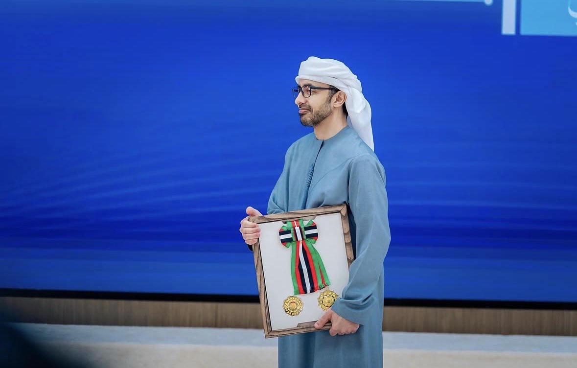 AfraMalHameli's tweet photo. أعتزّ بتكريم سمو الشيخ عبدالله بن زايد آل نهيان، نائب رئيس مجلس الوزراء وزير الخارجية، لإدارة الاتصال الاستراتيجي بجائزة وزير الخارجية للتميّز في دورتها السادسة. ولهذا التكريم مكانة خاصة في نفسي؛ فهو لحظة فخر بفريقٍ أعتزّ بالانتماء إليه، وبجهود زملائي الذين أشاركهم شغف العمل والإيمان برسالتنا.

لسموه، @ABZayed سيدي وملهمي، خالص شكري وامتناني على دعمه وثقته الغالية، التي تعني لي الكثير، وتزيدني حرصاً على أن أكون أهلاً لها.

وأفخر بما تُجسّده إدارة الاتصال الاستراتيجي من كفاءة وإبداع وروح فريق، وبما تبذله من جهود مخلصة لرواية قصة دولة الإمارات بكل شغف واعتزاز، وإبراز قيمها الراسخة ومكانتها الرائدة. وأرى في هذا الإنجاز حافزاً لإدارة الاتصال الاستراتيجي لمواصلة مسيرتها المتميّزة، وتقديم المزيد من العطاء والإبداع في خدمة رسالة الإمارات العربية المتحدة وتعزيز حضورها في العالم.