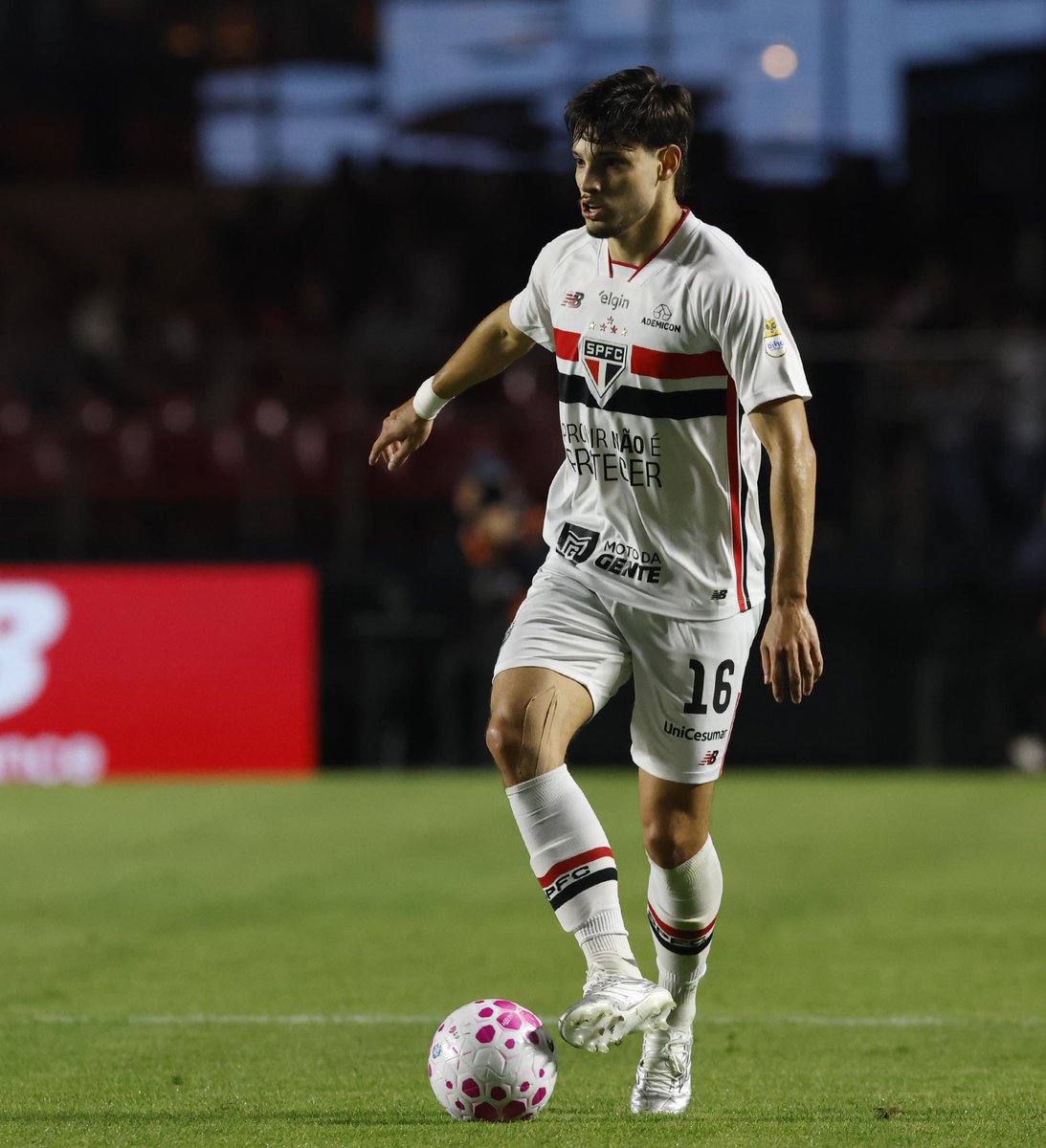 somosaopaulinos's tweet photo. São Paulo perde força no programa de sócio torcedor e vê rivais dispararem.

Em 2026, o Tricolor chegou a apenas 25 mil sócios torcedores com contratos ativos.

O Palmeiras conta com cerca de 165 mil contratos ativos, enquanto o Corinthians possui aproximadamente 150 mil sócios adimplentes. O Santos, por sua vez, indica ter 49 mil sócios torcedores.

🗞 UOL | @OGabrielSa
📸 São Paulo FC