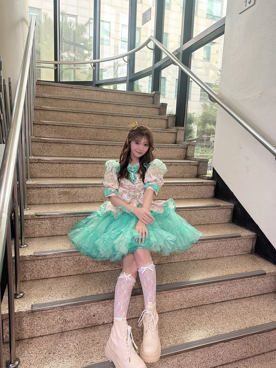 kana_cs1111's tweet photo. #MusicBank 감사합니다!
#CUTIESTREET 민트 그린 담당 이타쿠라 카나입니다💚

스튜디오에 계신 모든 분들이 정말 따뜻하게 맞아 주셔서 너무 기뻤습니다♡

일본에서 응원해 주신 여러분도–!
정말 감사합니다っ💎

YouTube도 꼭 봐 주세요🫶🏻

https://t.co/UifF7DZIZK

#큐스토
#CUTIESTREET #きゅーすと