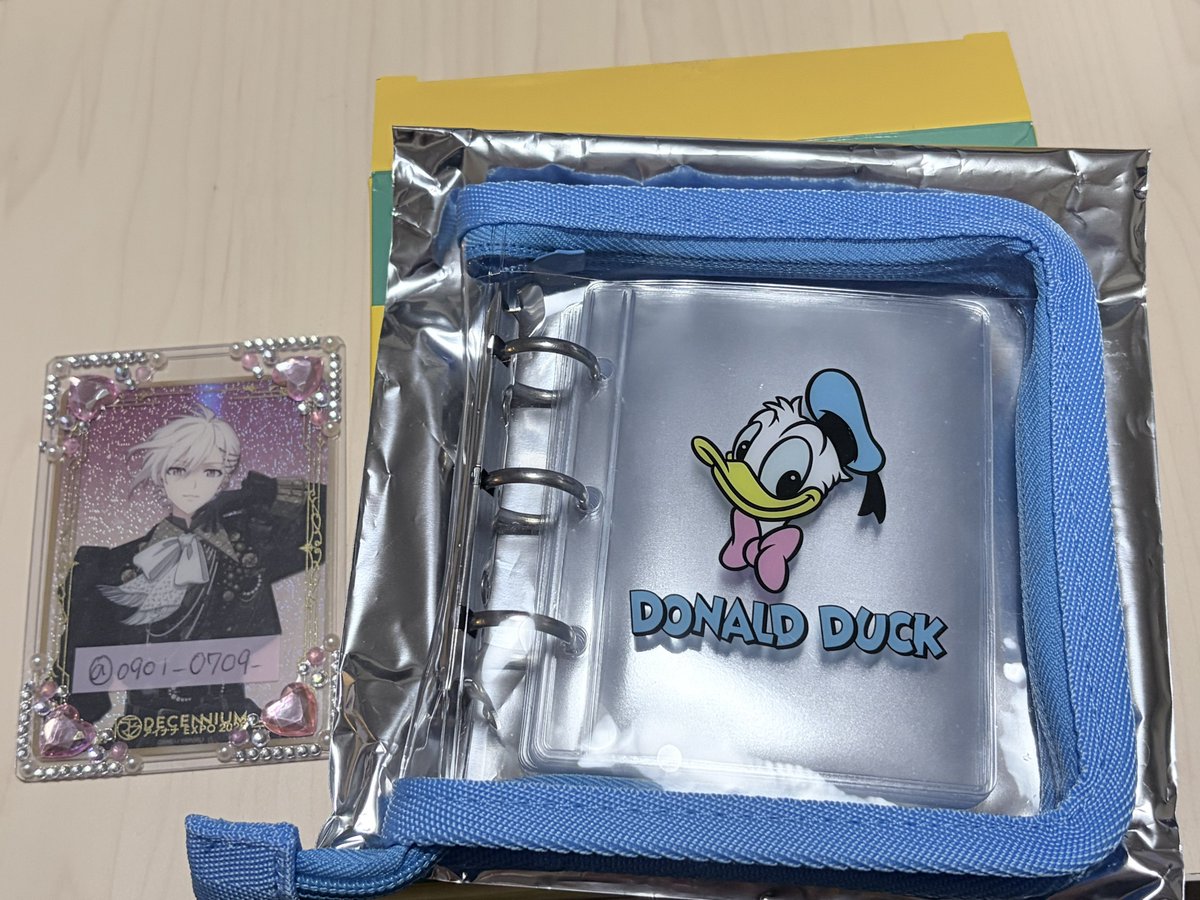 o9o1_o7o9_'s tweet photo. ［交換］ディズニーストア シークレットカードバインダー 
譲▶︎ドナルド
求▶︎ミッキー

お気軽に検索からのお声がけ下さい。
ピンポイントで難しいとは思いますがよろしくお願いいたします。

郵送交換希望です。 https://t.co/H18LBTVqIX
