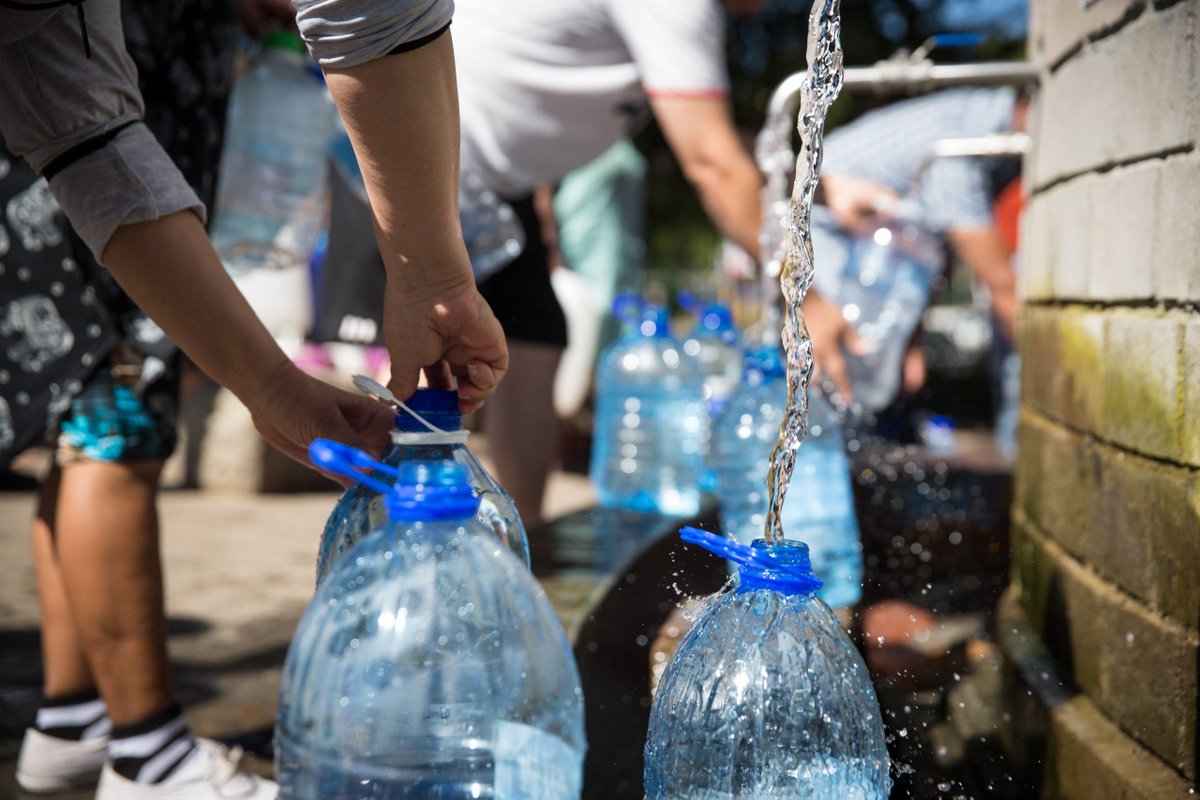 newsnoteSA's tweet photo. 🚨 BRONKHORSTSPRUIT RESIDENTS WARNED NOT TO DRINK TAP WATER 🚨

The Department of Water and Sanitation has again urged residents of Bronkhorstspruit and surrounding areas not to use tap water, despite City of Tshwane assurances that water from the Bronkhorstspruit Water Treatment Plant is now being chlorinated.

The warning follows a gastrointestinal illness outbreak that reportedly affected 408 people, most of them children under the age of four.

Residents were allegedly not informed that the water had not been chlorinated and was unsafe for human consumption, raising serious concerns about public health, water safety and communication with affected communities.

Authorities continue to face pressure to ensure access to safe drinking water.

#Bronkhorstspruit #Tshwane #WaterCrisis #UnsafeWater #WaterContamination #DepartmentOfWaterAndSanitation #PublicHealth #SouthAfricaNews @YOUFM898