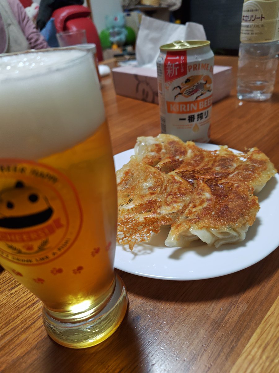 ukkari_july's tweet photo. 週末始まったぜ〜〜〜！！！！カンパーイ🍻🍻🍻🍻🍻🍻 https://t.co/yjyYgt35Pz