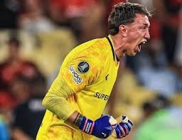 2010MisterChip's tweet photo. Hace solo 4 meses pidió el cambio por falta de confianza en un partido decisivo de la Copa del Mundo.

Ayer paró tres penaltis para eliminar a Flamengo en el Maracaná y meter a Estudiantes en la gran final de la Copa Libertadores.

La vida siempre te reserva una segunda oportunidad. Solo hay que ser paciente y saber buscarla.