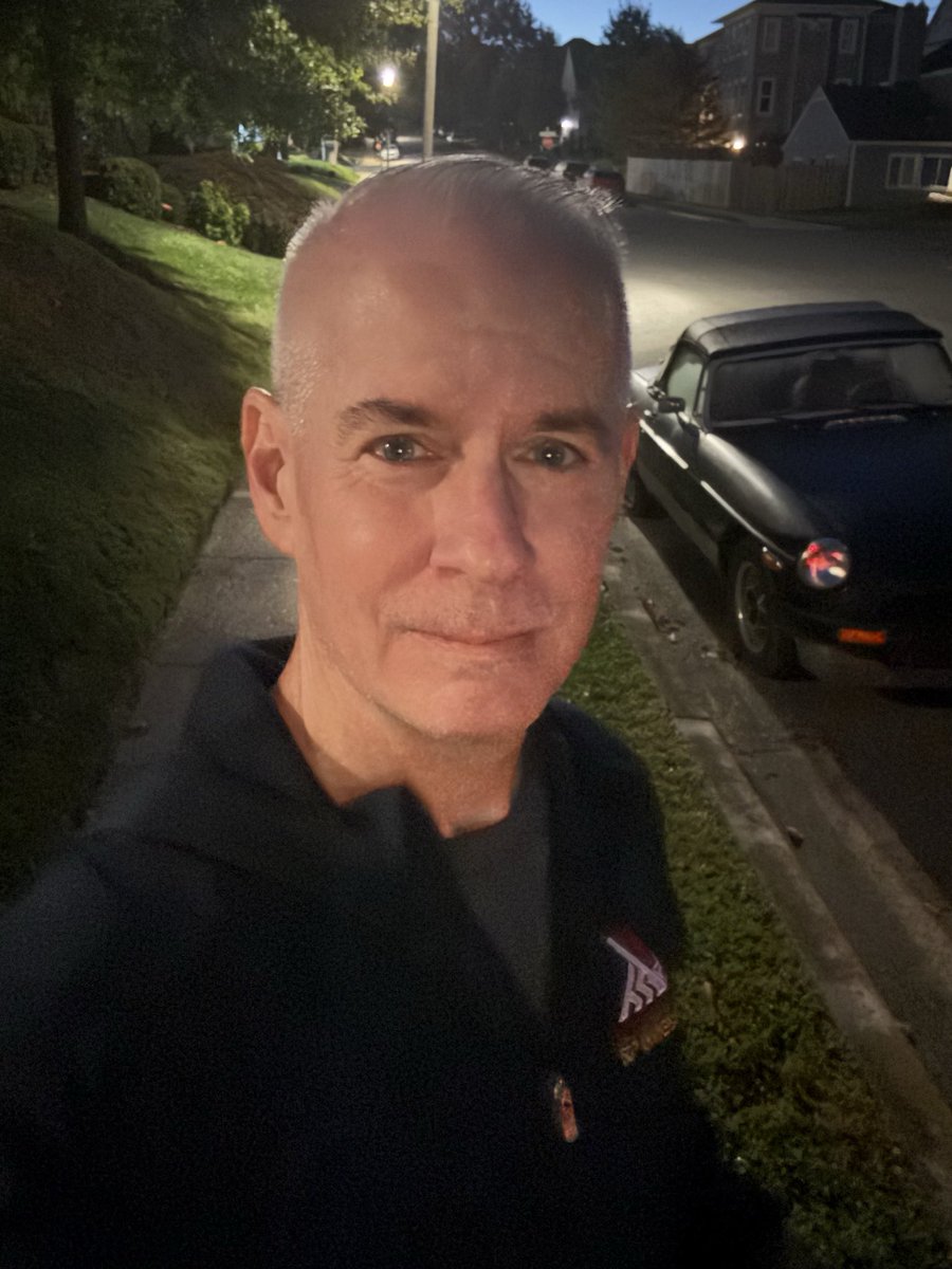 Delta06Running's tweet photo. A Friday morning run in some great weather with great company is the right way to start the weekend! Picking up my race packet later today for Sunday’s Marine Corps Marathon 🇺🇸

#delta06running #myrunningpartnerisbetterthanyours https://t.co/lcUbEAwAp1