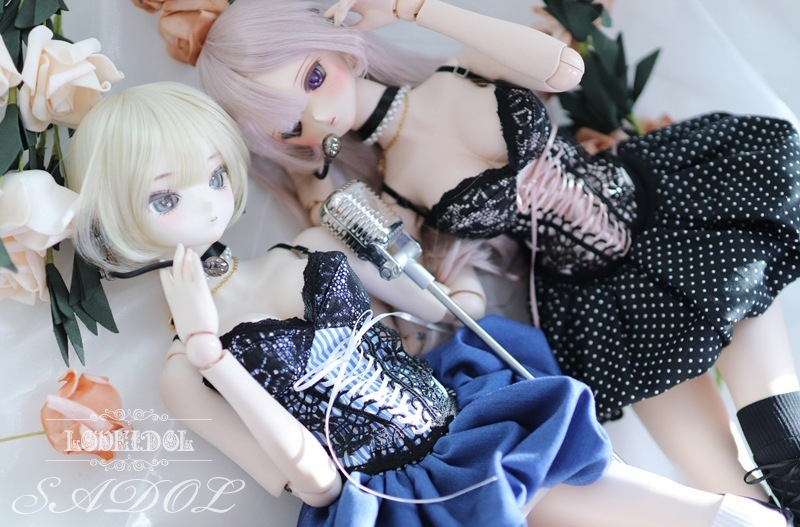 DOLKSTATION's tweet photo. 【お知らせ】
SADOL より、愛らしいお洋服『My favorite girl』が新登場！
ソックスやマイクなどの小物も、単品で購入いただけます。

➡️ https://t.co/hQOLhulrN0

『My favorite girl』とマイクを身につけたドールも新登場。
お得にお迎えできる受注期間は11/15(日)23:59まで。 https://t.co/pLBLJvnTls