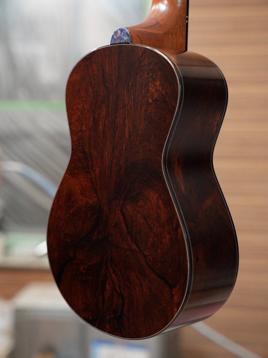LeafInstruments's tweet photo. 製作のほうも着実に進んでおります。
こちらはこの先手に入ることのない極上な杢目のホンジュラスローズウッドです。 https://t.co/w722sqMcM3
